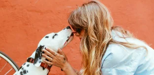Uomo e cane legati geneticamente